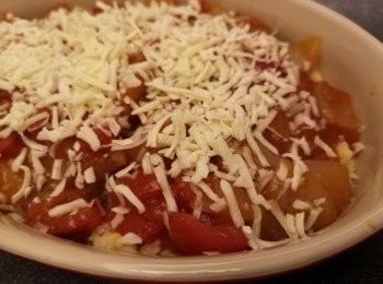 step8: 預熱熱風對流200度。豬扒鋪上飯面，加入豬扒蕃茄醬汁，撒上芝士。