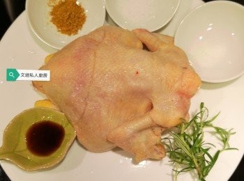 step1: 春雞洗乾淨用廚紙抹乾水份，用醃料醃半小時以上。甘荀其中半條切片後浸水，其餘甘荀切件，白薯仔看大細，如果細細隻可原隻，如比較大隻可一開二，洋蔥切方丁。