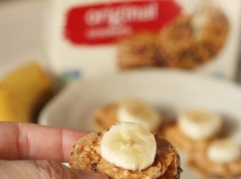 step1: 就係cracker + 粒粒花生🥜醬+ 一片香蕉🍌 咁簡單😂