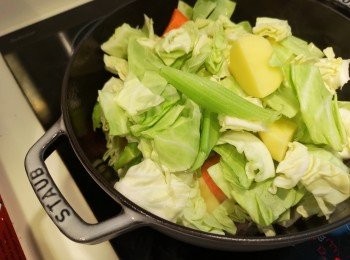 step4: 無需洗鑊直接加少許油炒香洋蔥和乾蔥，炒到軟身後加入其他蔬菜類同炒。