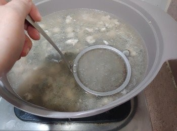 step10: 攪勻後網去湯面上的泡末後便可下白飯攪勻，試味; 可按個人口味加少許鹽調味