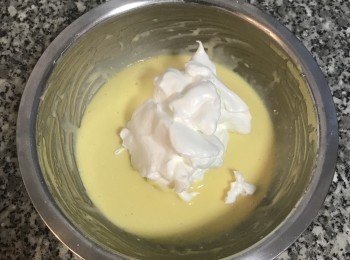 step7: 烤箱預熱到160度。
接著混合蛋黃糊與蛋白霜，先舀1/3蛋白霜進蛋黃糊中略微拌勻，