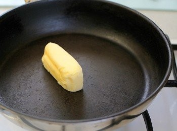 step8: 中火熱鍋, 加熱牛油