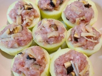 step6: 之後釀入已醃的肉，再大火隔水蒸15分鐘/肉全熟。