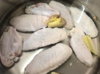 step2: 將<a href="https://bit.ly/3zHU5V3" target="_blank" data-keyword="雞翼" class="guide-link"><strong>雞翼</strong></a> <span style="display:inline-block;vertical-align:middle;margin-top:-3px;color:initial;border-radius:3px;padding:2px 3px;font-size:12px;line-height:14px;background:#87d300;color:#fff;">即買</span> 解凍後，冷水放入用薑片飛水。（不要上蓋）