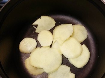 step2: 燒熱鍋，爆香薑片，我沒有落油，因雞含有油。