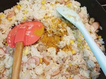step8: 再一邊炒一邊灑下適量的鹽、糖和咖喱粉作調味，要試味。