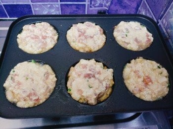 step3: 不粘鍋燒熱加入少許油，放入豆腐肉餅煎至兩面金黃色即可。小貼士：必須一面煎至金黃色先至夠硬度可以翻轉，不然會很容易散開，這個步驟不能偷懶。我自己用2個叉子來操作的。