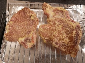 step3: 明火只需直接油炸，空氣炸或水波爐入爐前豬扒面先噴水，油掃上豬扒表面，豬扒放在巳掃油網架上。