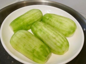 step3: 節瓜以中火蒸25分鐘後拿起，準備碗裝起碟上多餘的水備用，節瓜水及調味料混合並準備好