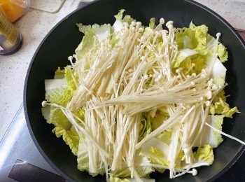 step5: 把娃娃菜、金菇及粉絲放在鍋底，鋪上花甲
