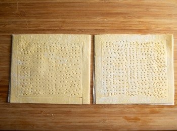 step1: 首先將起酥皮用叉子戳洞，邊緣各留約0.5~1公分的寬度。