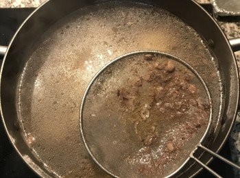 step6: 湯滾時，撈掉浮在表面的雜質，煮到牛肉柔軟，牛肉湯香味出現，用鹽調味；