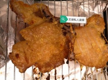 step7: 豬扒焗好後，為方便進食，豬扒肉用廚剪剪到骨位。