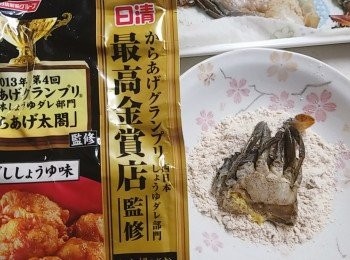 step2: 軟殼蟹均勻地沾上日清炸雞粉。