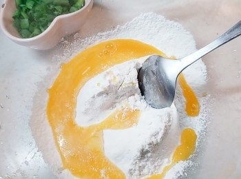 step5: 把低筋麵粉過篩後，加入雞蛋略拌勻(不需攪勻)。