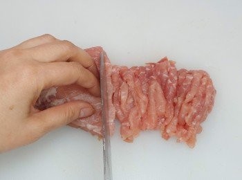 step3: 再切成肉絲放碗中