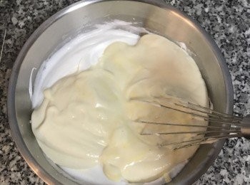 step8: 再把蛋黃糊全部倒入蛋白霜裡混勻，同樣的在這步驟手法要輕柔但快速，以免造成消泡。