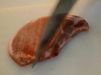 step2: 用刀背將豬扒揼鬆,再用廚房紙將豬扒吸干血水