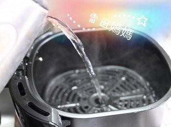 step5: 焗爐底盤或氣炸鍋底盤加熱水。
焗爐預熱後，220度30分鐘
氣炸鍋預熱後，200度40分鐘
視乎麵包大小時間有所不同。