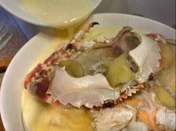 step3: 蛋、牛奶、雞湯、鹽拌勻，倒入碟中，蒸10分鐘
# 用筲箕篩隔蛋液，蛋蒸出來會更滑，但今次貪方便就沒有篩隔蛋液 (#^.^#)