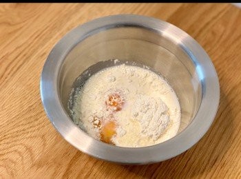 step4: 取出鑄鐡鍋，搖勻牛油溶液，令整個鑄鐵鍋邊也均勻沾上牛油溶液