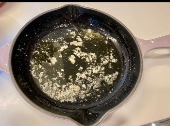 step3: 雞蛋，砂糖，過篩麵粉，鹽，牛奶倒入容器內，用打蛋器攪拌2分鐘至無顆粒，表面有小泡泡