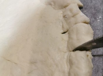 step5: 然後用較剪剪開邊邊已包好芝士的部份