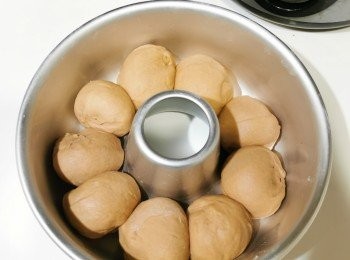 step6: 先把圓盤掃上油，再把已滾圓的小<span class="group_1">麵糰</span>封口向下放入圓盤