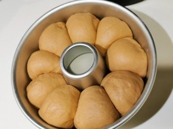 step7: 再放入焗爐關著不開熱度，並放一杯熱水助發酵40分鐘然後取出