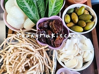 step1: 魚腥草洗淨，水浸30分鐘，瀝水備用。龍脷葉洗淨後浸水15分鐘備用 ;  南北杏洗淨浸水約15分鐘備用。青欖洗淨略拍扁；鮮百合一片片剝下洗淨備用。腰果汆水備用；椰棗洗淨 ; 棕櫚果解凍之後，洗淨切開。