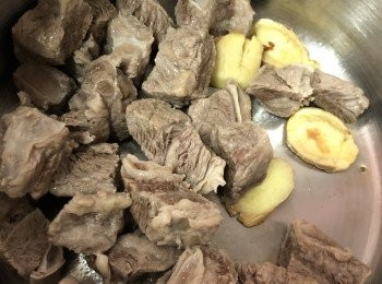 step5: 燒紅鑊/煲，爆香薑片、唐芹，加入牛肋條炒香，贊酒。