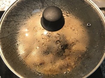 step8: 蓋鍋蓋中火燜燒20-30分鐘，到排骨煮透，