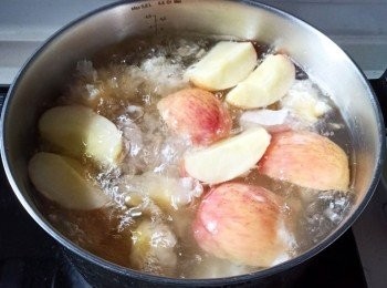 step5: 所有材料放煲，待滾後轉細火煲1個小時
