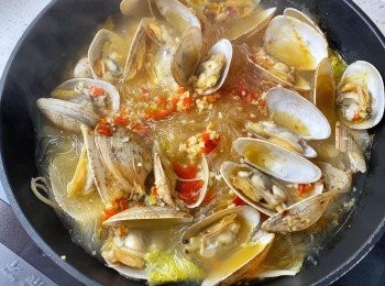 step8: 蓋上鍋蓋煮約10分鐘直至花甲全部打開便成