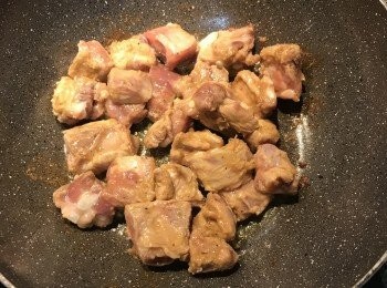 step4: 鍋燒熱放油，將醃好的排骨下鍋煎到表面上色；