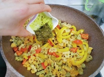 step5: 加入青醬, 並加入鹽, 黑椒等兜炒一會.