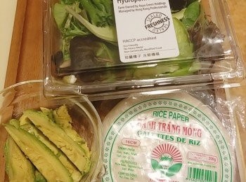 step4: 預備材料：牛油果去皮去核切厚條後，立刻加入少許檸檬汁（防氧化變色）。