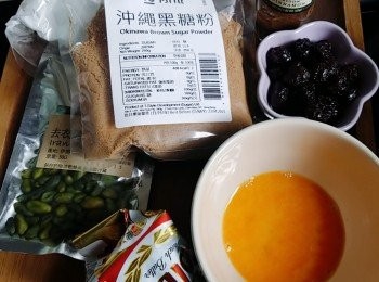 step8: 預備其他材料，提子乾預先用冧酒浸至軟身，備用。牛油室溫放軟備用，開心果搗碎。