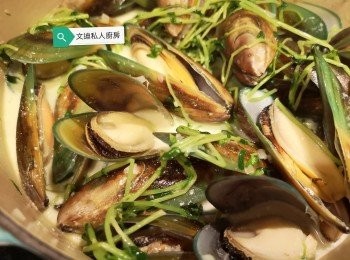 step1: 洗乾淨青口，蒜頭和乾蔥剁碎，日本豆苗去根部。