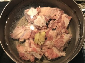 step2: 放入鍋中，並放入薑，