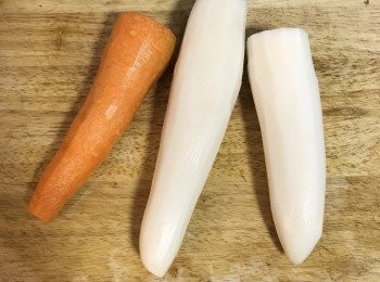 step4: 煮湯時，將蘿蔔去皮洗淨；