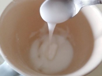 step13: 等待發酵期間，將糖粉與溫開水(逐少加) 調勻成糖霜，放入唧袋中備用。