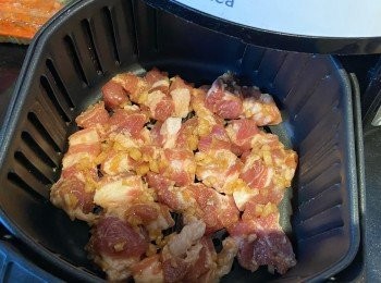 step2: 預熱氣炸鍋180度，將排骨倒入烤10分鐘。