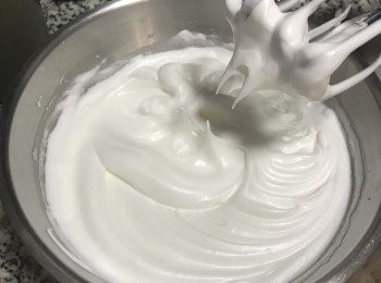 step6: 打到硬性發泡,拉起打蛋器時蛋白霜是直挺的即可。