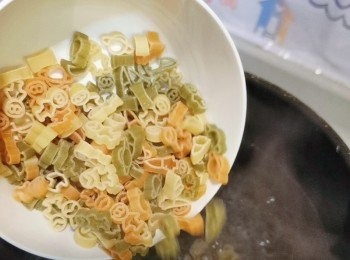 step1: 先取適量意粉, 放滾水煮10分鐘 (想彈牙D建議烚既時間縮短1-2分鐘)