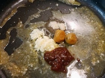 step3: 原鑊加入蒜蓉、水、酸梅麵豉醬、酸梅和糖略煮至勻和。