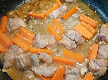 step4: 隨即加入甘筍和已煎的飛排，蓋上蓋收細火炆煮至飛排骨夠腍身和汁收濃即可。
