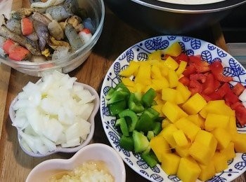 step8: 我個人較喜歡用新鮮飯，米先照正常程序用飯煲煮飯，但水量要比平常的少一成，煮好後放涼弄鬆散備用。/如隔夜冷飯就只需弄鬆散備用。
將雜錦海鮮解凍，洗淨用廚房紙抺乾水分並加入少許鹽和胡椒粉略醃。起出的南瓜肉切粒。三色燈籠椒和洋蔥切粒。