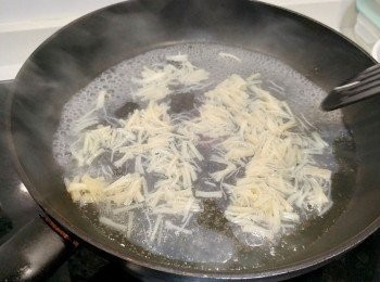 step5: 中火下油起鑊，煮瑤柱及瑤柱水及調味煮一回